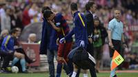Ekspresi striker Barcelona, Luis Suarez, saat dibopoh ke luar lapangan setelah mengalami cedera pada laga final Copa del Rey melawan Sevilla, di Stadion Vicente Calderon, Minggu atau Senin (23/5/2016) dini hari WIB. (AFP/Josep Lago). 