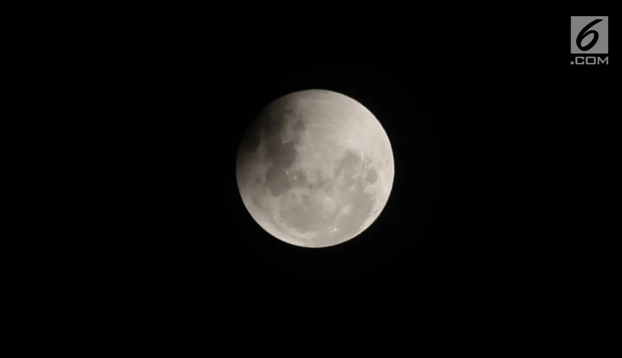 Pemandangan gerhana bulan yang terlihat di atas langit Jakarta, Rabu (31/1). Gerhana Bulan Total ini disertai dengan Supermoon dan Blue Moon. (Liputan6.com/Arya Manggala)