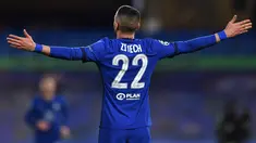 Gelandang Chelsea, Hakim Ziyech merayakan gol ke gawang Atletico Madrid pada pertandingan leg kedua babak 16 besar Liga Champions di Stamford Bridge di London pada 17 Maret 2021. Transfer Hakim Ziyech ke Paris Saint-Germain dilaporkan gagal terwujud akibat kesalahan Chelsea. (AFP/Ben Stansall)
