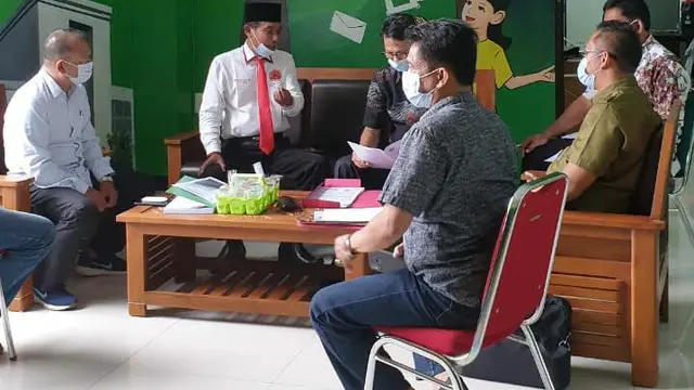 Direktur Kantor advokat dan Konsultan Hukum Yusril Ihsa Mahendra dan Parade Nusantara Associate ke Kejaksaan Tinggi Jawa Tengah, saat melapor potensi dobel anggaran pendapatan Sekdes ASN ke Kejati. (Foto: Liputan6.com/Felek Wahyu)