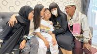 Penuh haru, keluarga mendengar kisah perjuangan adik Dinar Candy yang berusaha selamatkan diri dari gempa di Cianjur. (Sumber: Instagam/@dinar_candy)