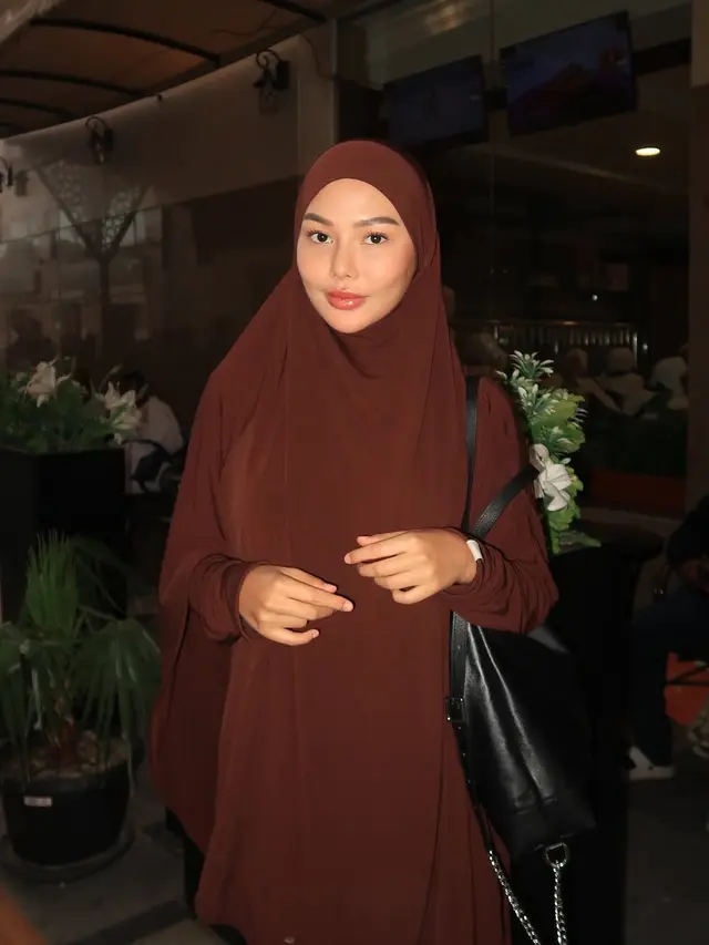 6 Inspirasi Outfit Gamis Kasual Dara Arafah untuk Usia 25-an, Stylish dan Trendi