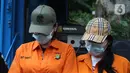 Tersangka yang juga selebgram Lucinta Luna (kiri) menyaksikan pemusnahan barang bukti narkoba di Mapolda Metro Jaya, Rabu (19/2/2020). Barang bukti merupakan hasil temuan dijajaran Polres selama Januari 2020 seperti sabu, ganja, esktasi, heroin, happy five dan gorilla. (Liputan6.com/Herman Zakharia)