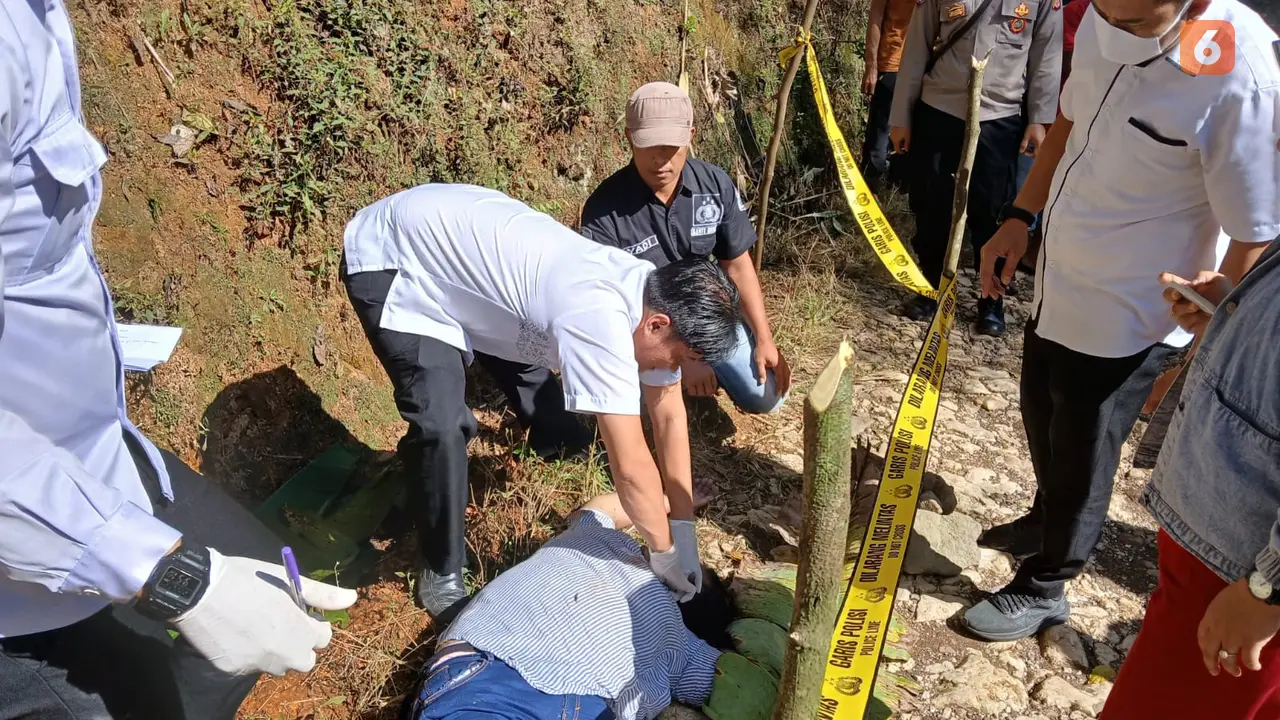 Inafis Polres Sukabumi saat mengevakuasi jasad wanita di Kecamatan Gegerbitung Kabupaten Sukabumi (Liputan6.com/Istimewa).