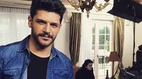 Pemeran Selim di Serial SCTV Elif suka tebar pesona dengan wajah tampannya di akun media sosial miliknya.