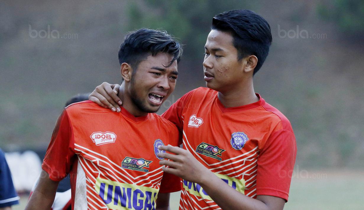 Pemain Unigal menangis usai takluk dari UPI pada laga final Torabika Campus Cup 2017 di Gor Jati Padjajaran, Jatinangor, Kamis (28/9/2017). UPI menang adu penalti atas Unigal. (Bola.com/M Iqbal Ichsan)