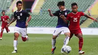 Pemain Timnas Indonesia, Osvaldo Haay, berebut bola dengan pemain Kamboja di Stadion Shah Alam, Selangor, Kamis, (24/8/2017). Indonesia menang 2-0 atas Kamboja. (Bola.com/Vitalis Yogi Trisna)