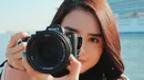 Michelle Ziudith memang terkenal sebagai seleb yang menyukai dunia fotografi. Ia kerap membawa kamera sendiri untuk memotret berbagai objek yang menarik. Kesukaannya terhadap fotografi ini kerap ia bagikan hasilnya di Instagram. (Liputan6.com/IG/@michelleziu)