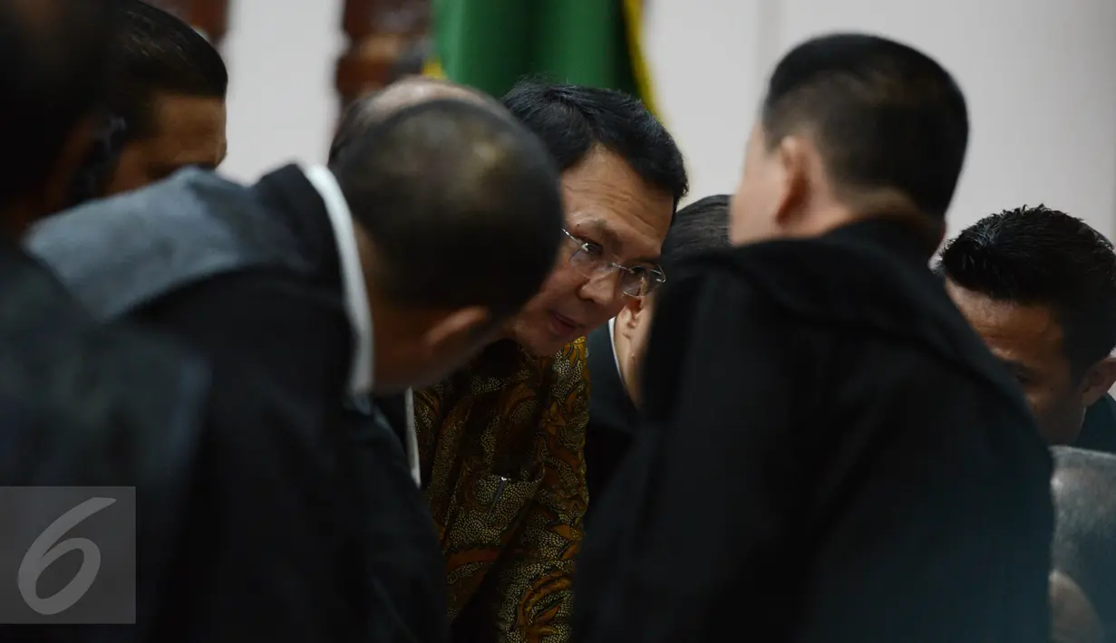 Basuki Tjahaja Purnama atau Ahok berdiskusi dengan kuasa hukumnya saat sidang lanjutan di Auditorium Kementan, Jakarta, Selasa (11/4). Sidang beragenda pembacaan tuntutan terhadap Ahok itu oleh majelis hakim ditunda. (Liputan6.com/Pool/Raisan Al Farisi)