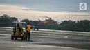 Helikopter Basarnas lepas landas untuk mencari Sriwijaya Air SJ 182 di Lanud Halim Perdanakusuma, Jakarta, Minggu (10/1/2021). TNI AU memberangkatkan tiga alutsista untuk mencari Sriwijaya Air SJ 182 yang hilang kontak di sekitaran perairan Kepulauan Seribu. (Liputan6.com/Faizal Fanani)