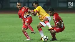 Pemain sayap Selangor FA, Ilham Udin Armaiyn (tengah) berebut bola dengan dua pemain Persija, Riko Simanjuntak (kiri) dan Ramdani Lestaluhu saat laga persahabatan di Stadion Patriot Candrabhaga, Bekasi, Kamis (6/9). (Liputan6.com/Helmi Fithriansyah)