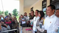 Kabid Humas Polda Lampung bersama jajaran menunjukkan barang bukti tindak pidana perdagangan orang. Foto (Liputan6.com/Ardi)