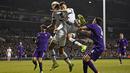 Gelandang Tottenham, Dale Alli, melakukan duel udara dengan pemain Liverpool. Fiorentina melakukan empat kali percobaan tendangan ke arah gawang namun gagal menghasilkan gol. (Reuters/Dylan Martinez)