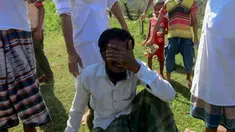 Pengungsi Rohingya Alif Jukhar (tengah) menangis setelah menguburkan kedua orang tuanya yang meninggal saat kapal mereka terbalik untuk menyeberangi Myanmar ke Bangladesh di sebuah pemakaman di Sha Porir Dwip, Teknaf (9/10). (AFP Photo/Munir Uz Zaman)