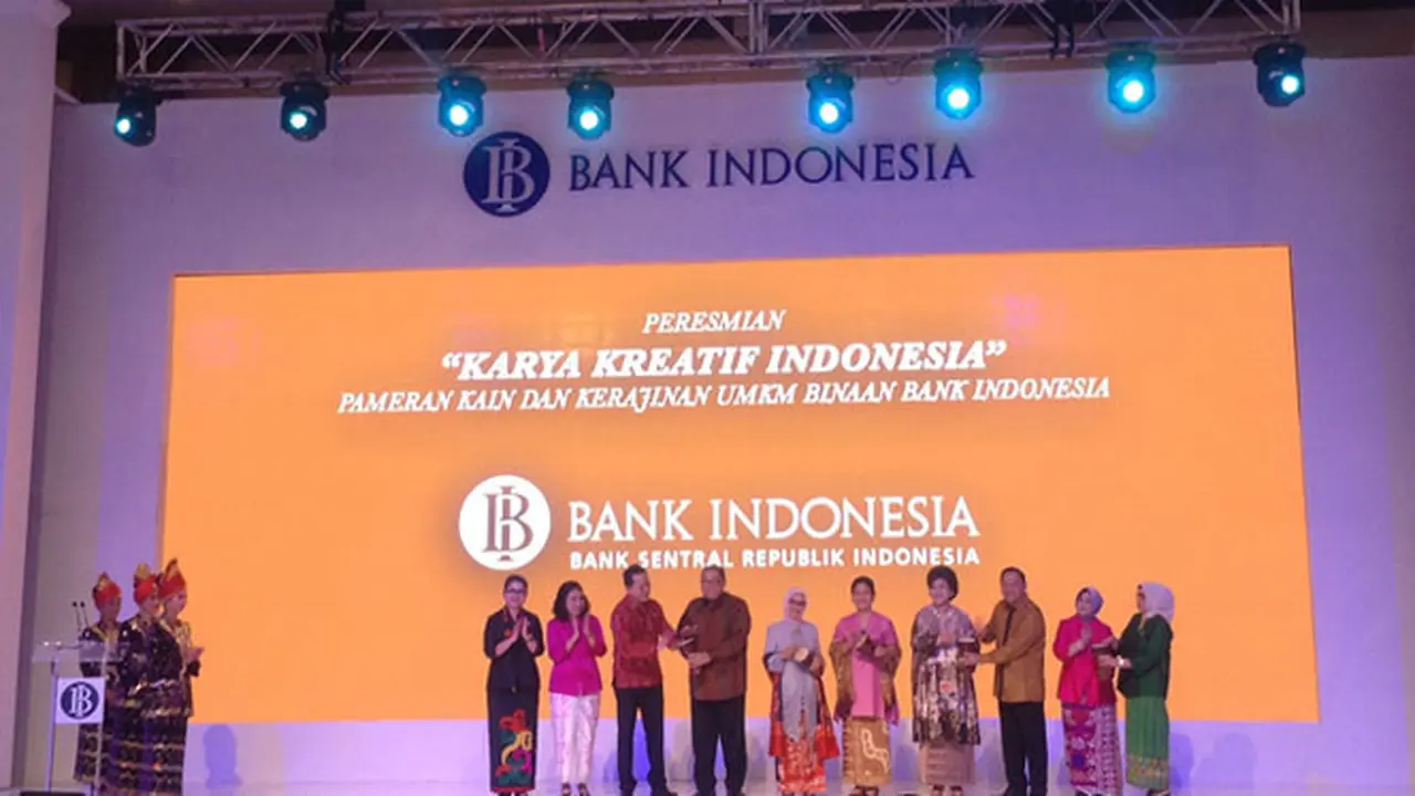 Pembukaan pameran Karya Kreatif Indonesia (KKI) 2017, (18/08) di Jakarta Convention Centre, Jakarta, turut diresmikan oleh Ibu Iriana Joko Widodo didampingi Ibu Mufidah Jusuf Kalla dengan pemukulan alat musik tradisional tifa. Foto: Hidya Anindyati