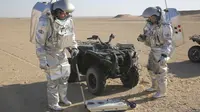 Dua ilmuwan melakukan eksperimen "Life on Mars" atau kehidupan di Marsdi gurun Dhofar, Oman selatan (Sam McNeil/AP PHOTO via VOA)