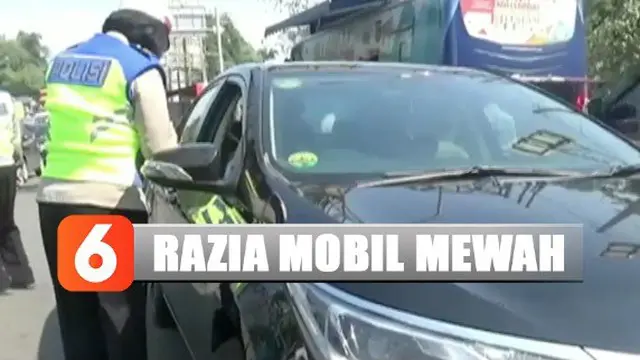 Petugas gabungan merazia pajak kendaraan mewah di ruas Tol Cibubur, Jakarta Timur.