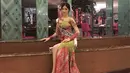 Nah, ini adalah penampilan Sonia saat menjadi finalis di Puteri Indonesia 2018. Gaun panjang bermotof batik dengan paduan brokat hijau ini sangat manis dikenakan perempuan asal Bangka Belitung ini. (Instagram/soniafergina)