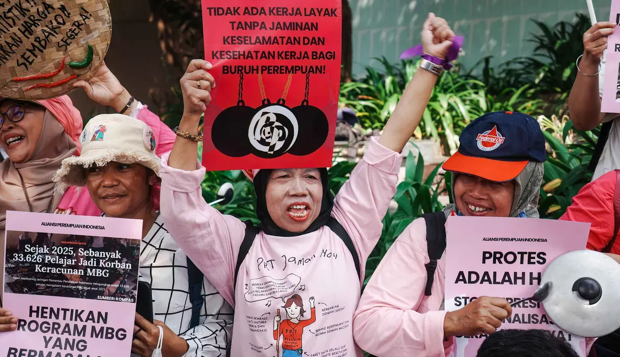 Perempuan membawa peralatan dapur dan memajang poster saat aksi protes menuntut pemerintah mengkaji ulang program Makan Bergizi Gratis (MBG), menurunkan harga Bahan Bakar Minyak (BBM), dan membuka lebih banyak lapangan kerja bagi perempuan, di Jakarta, Kamis 18 Juni 2026. (BAY ISMOYO/AFP)