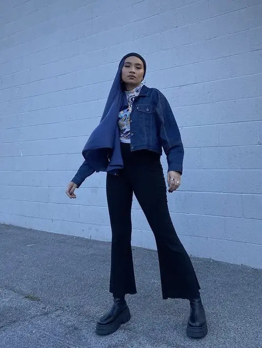 Yuna tampil dengan crop top jaket jeans dengan menggunakan inner high neck bermotif dan celana high weits hitam, serasi dengan bootsnya. Ia mengenakan kerudung warna serasi dengan jaketnya. @yuna