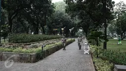 Suasana di sekitar Taman Suropati, Jakarta, Selasa (14/6). Kini, Taman Suropati disterilkan dari PKL dan bersih dari parkir liar yang biasa terlihat di bahu jalan tepian taman. (Liputan6.com/Faizal Fanani)