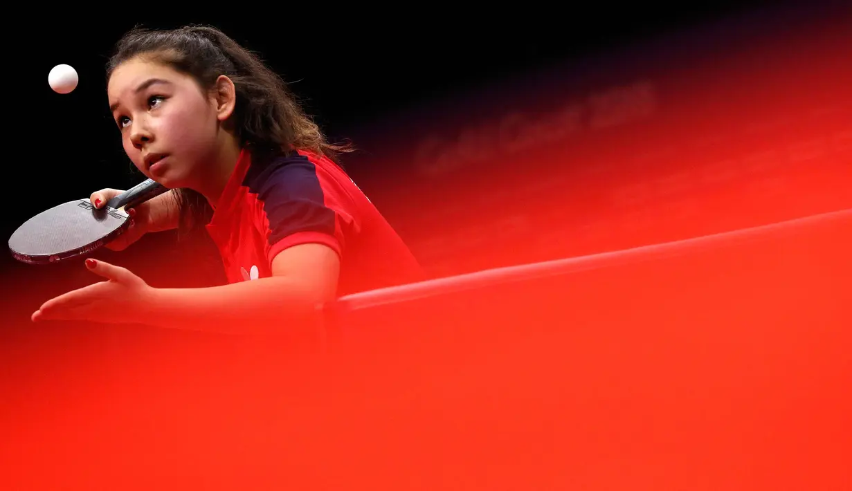 Anna Hursey dari Wales melakukan servis saat bertanding melawan tim Sri Lanka selama perempat final tim putri di Commonwealth Games 2018 di Gold Coast di Oxenford Studios (6/4). (AFP Photo/Adrian Dennis)