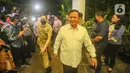 Ketua Umum Partai Gerindra Prabowo Subianto menerima kedatangan Ketua Umum Partai Demokrat Agus Harimurti Yudhoyono di kediaman Kertanegara, Jakarta, Jumat (24/6/2022). Pertemuan antara Partai Demokrat dan Partai Garinda tersebut untuk mempererat komunikasi dan silaturahmi. (Liputan6.com/Faizal Fanani)