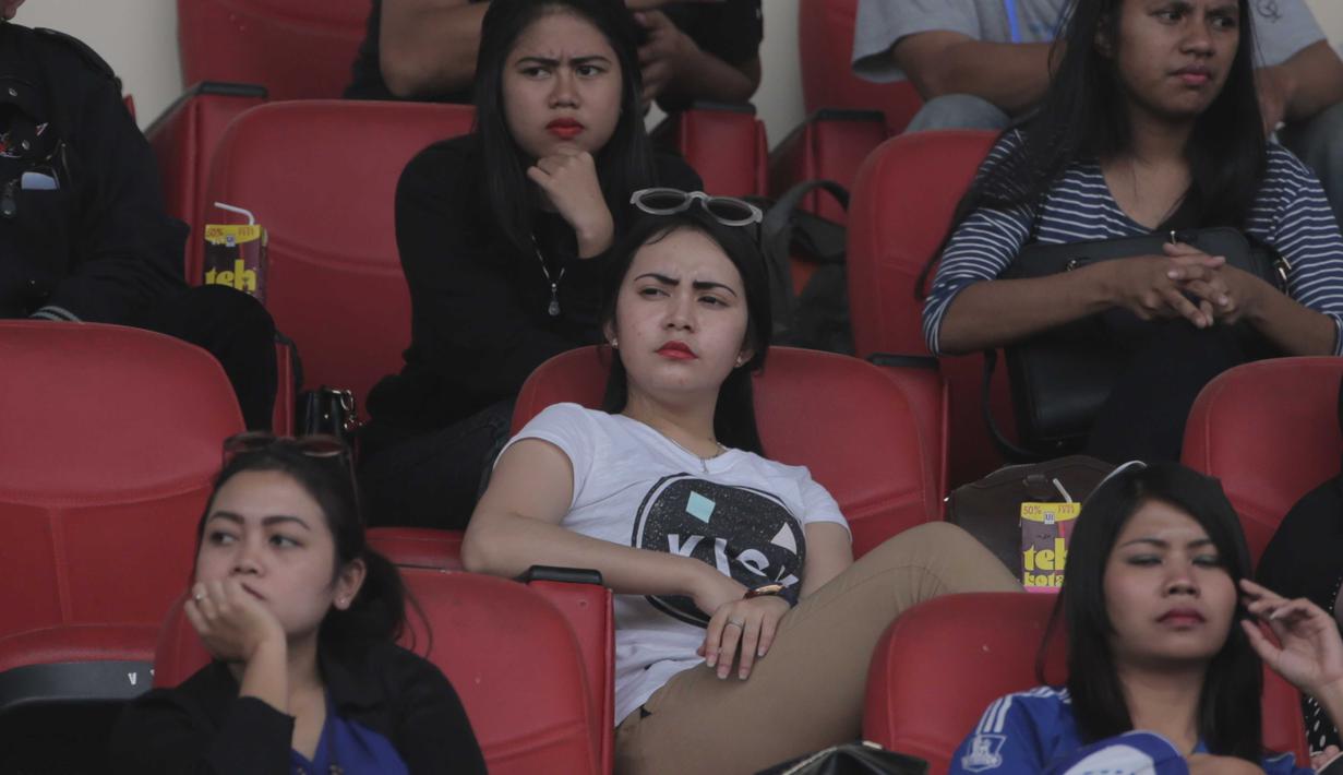 Aksi Supoeter Wanita saat mendukung tim kesayanngya Persib Bandung di Stadion Si Jalak Harupat, Bandung, Sabtu (24/10/2015). (Bola.com / Nicklas Hanoatubun)