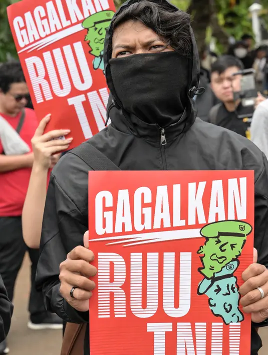 Sebelumnya, revisi terhadap Rancangan Undang-Undang Perubahan atas Undang-Undang Nomor 34 Tahun 2004 tentang Tentara Nasional Indonesia atau RUU TNI mendapat tentangan atau penolakan dari sejumlah pihak. (BAY ISMOYO/AFP)
