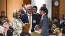 Mantan PM Australia Malcolm Turnbull (tengah) dan istrinya Lucy menyambut Presiden Joko Widodo ketika menghadiri makan siang resmi di Aula Besar di Gedung Parlemen di Canberra, Senin, (10/2/2020). (Lukas Coch/Pool Photo via AP)