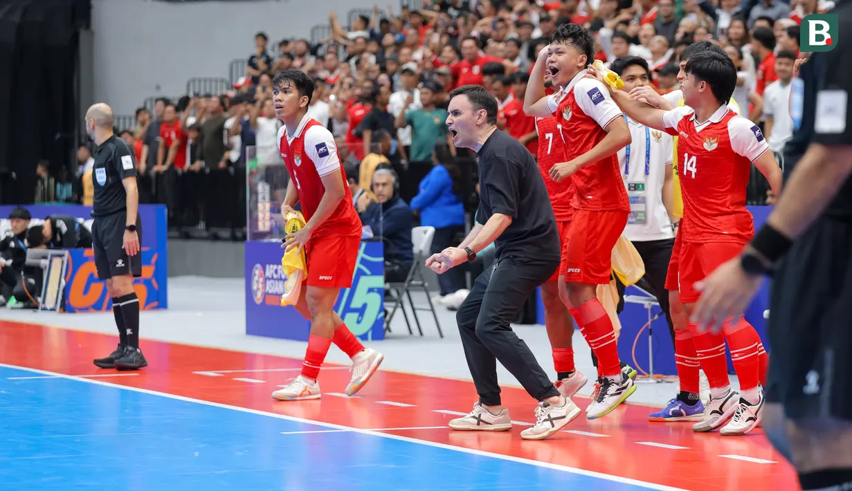 Pelatih kepala Timnas Futsal Indonesia, Hector Souto melakukan selebrasi setelah timnya mencetak gol ke gawang Jepang dalam laga semifinal Piala Asia Futsal 2026 di Indonesia Arena, Senayan, Jakarta, Kamis (05/02/2026). (Bola.com/Bagaskara Lazuardi)