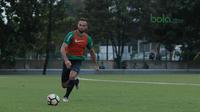 Pemain Timnas Indonesia U-23, Ilija Spasojevic saat berlatih di Lapangan ABC, Senayan,  (24/4/2018). Timnas mempersiapkan diri untuk mengikuti turnamen PSSI Anniversary 27 April-3 Mei 2018. (Bola.com/Nicklas Hanoatubun)