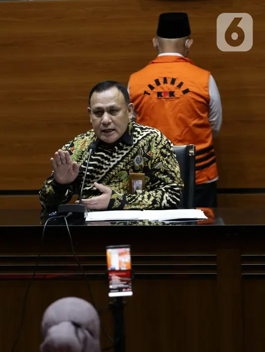 Ketua KPK, Firli Bahuri saat rilis penetapan dan penahanan tersangka suap dan gratifikasi pengadaan barang dan jasa di Kab Hulu Sungai Utara (HSU) 2021-2022, Gedung KPK, Jakarta, Kamis (18/11/2021). KPK menahan Bupati HSU, Abdul Wahid sebagai tersangka. (Liputan6.com/Helmi Fithriansyah)