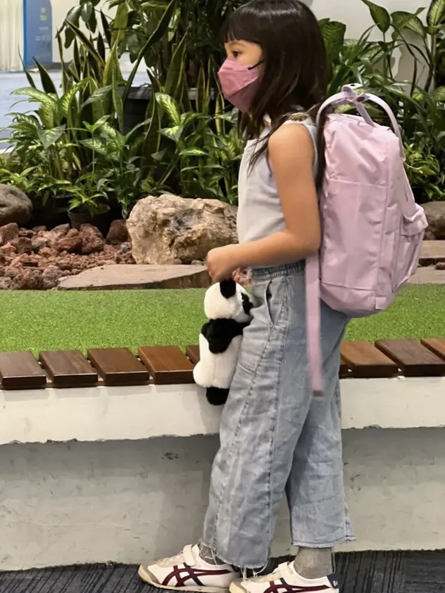 Gaya Stylish Gempita saat Liburan ke Singapura Bersama Gisella, credit: Instagram @gisel_la