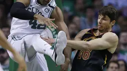 Aksi pemain Boston, Al Horford (42) saat berebut bola dengan pemain Cleveland, Kyle Korver (26) pada gim kelima final NBA Wilayah Timur di TD Garden, Boston, (23/5/2018). Boston Celtics menang 96-83. (AP/Charles Krupa)