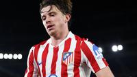 Gelandang Atletico Madrid asal Inggris bernomor punggung 04, Conor Gallagher, difoto saat pertandingan Liga Spanyol antara FC Barcelona dan Club Atletico de Madrid di Stadion Camp Nou di Barcelona pada 2 Desember 2025. (Josep LAGO/AFP)