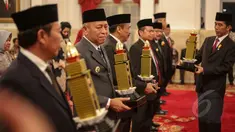 Sebanyak 23 kepala daerah mendapat penghargaan dari Presiden Joko Widodo, Jakarta, Selasa (28/4/2015).  Penghargaan ini diberikan dalam rangka hari otonomi daerah (Liputan6.com/Faizal Fanani)