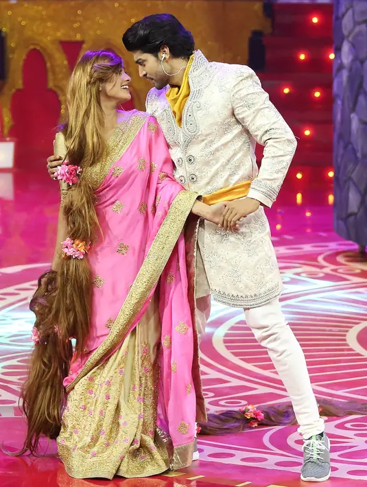 Seperti pada beberapa waktu lalu ketika dipersembahkan dari panggung berupa drama musikal Rapunzel yang dibintangi oleh Gurmeet Choudhary, Devoleena Bhattacharjee, Vishal Singh, Faisal Khan, Anita Hassanandani, dan Shakti Arora.(Bambang E.Ros/Bintang.com)