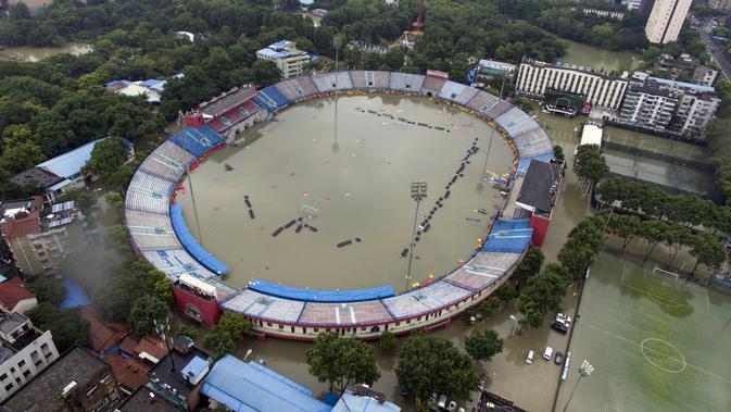 Xinhua Road Sports Centre Stadium tergenang air. (AFP/Str)