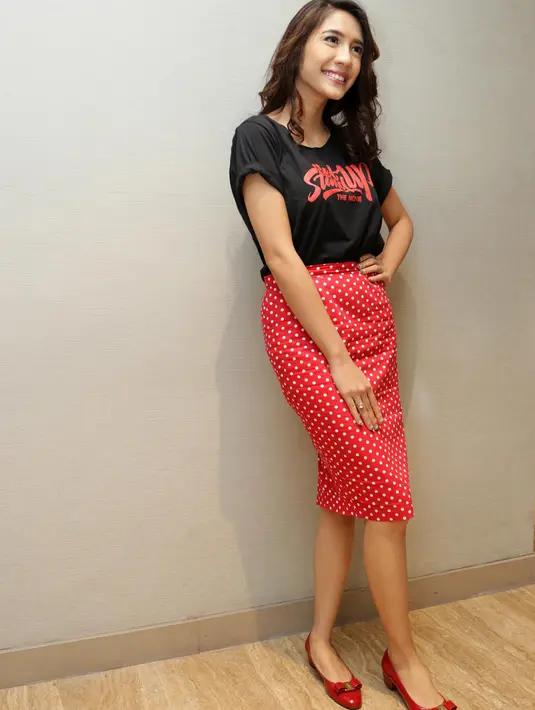 Sejak pertemuan pertama kali bertemu Babe, ia langsung jatuh hati. Ia tambah penasaran dengan cara bercanda Babe. (Andy Masela/Bintang.com)