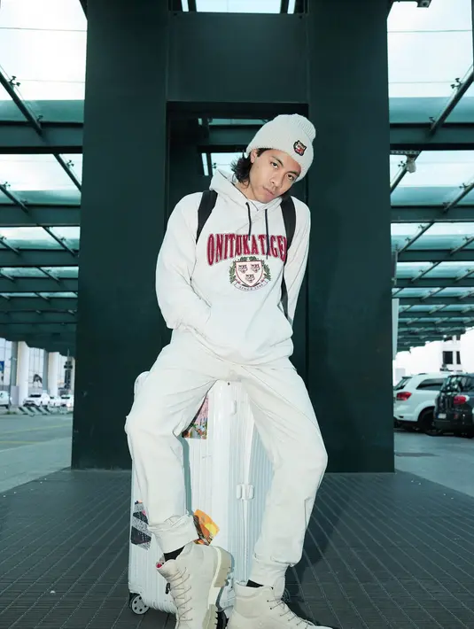 Benjamin Kheng terlihat lebih sporty dengan printed hoodie, pants, kupluk dan HMR Peak G-TX Shoes [Onitsuka Tiger]