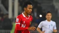 Pemain tengah timnas Indonesia U-20, Robi Darwis berusaha menembus pertahanan Uzbekistan pada laga terakhir Grup A Piala Asia U-20 di Stadion Istiqlol Fergana, Uzbekistan, Selasa (7/3/2023). Timnas Indonesia U-20 seringkali tampak kesulitan saat membangun serangan ke jantung pertahanan Uzbekistan, dan harus puas bermain imbang 0-0. (Foto: Dok PSSI)