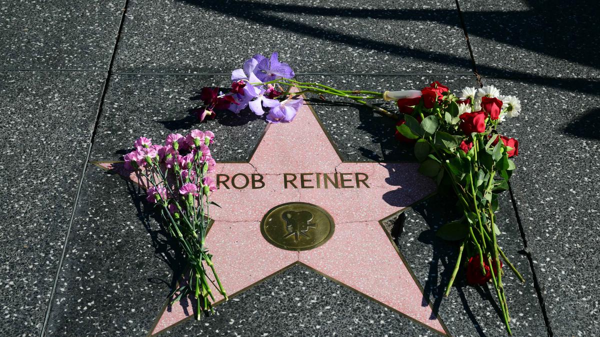 Bunga-bunga Kelilingi Hollywood Walk of Fame Rob Reiner