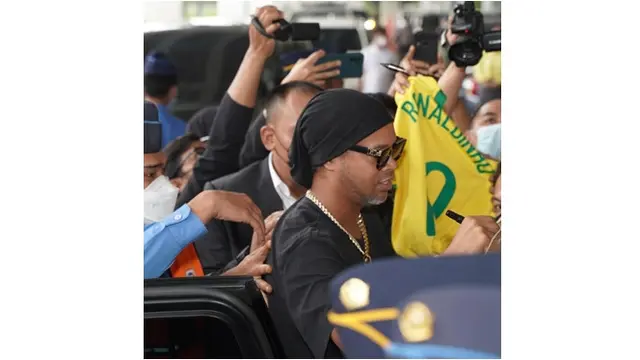 6 Potret Raffi Ahmad Jemput Ronaldinho di Bandara Soetta, Disambut Meriah