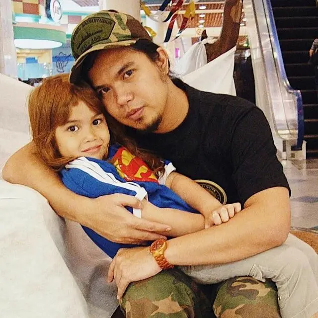 6 Foto Masa Kecil El Rumi Bersama Ahmad Dhani, Penuh Kasih Sayang