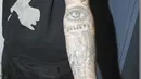 Tato di lengan kiri Justin bergambarkan macan yang berarti keberanian, simbol mata melambaikan ibu yang selalu mengawasinya, serta tulisan ‘Believe’ yang merupakan albumnya yang rilis pada 2012 silam. (Bintang/EPA)