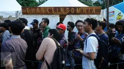 Ratusan penggemar salah satu merek pakaian clothingan mengantri di salah satu stand JakCloth 2015 di Parkir Timur Senayan Jakarta, Rabu (30/12/2015). JakCloth 2015 memasarkan produk fashion clothingan bergaya anak muda. (Liputan6.com/Helmi Fithriansyah)