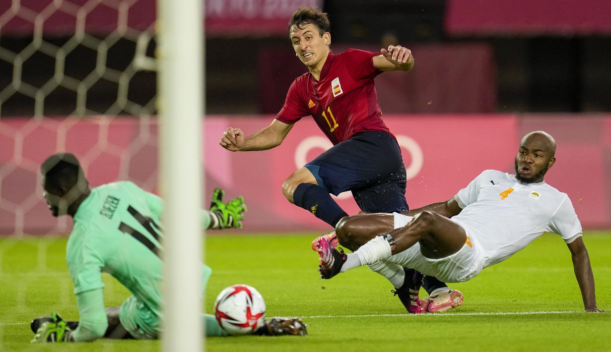 Pada menit ke-43 Spanyol kembali mencetak gol melalui Mikel Oyarzabal. Sayang, gol dianulir usai rekaman VAR menunjukkan Mikel Oyarzabal telah berdiri dalam posisi off-side sbelum menerima umpan dari Miranda. (Foto: AP/Andre Penner)