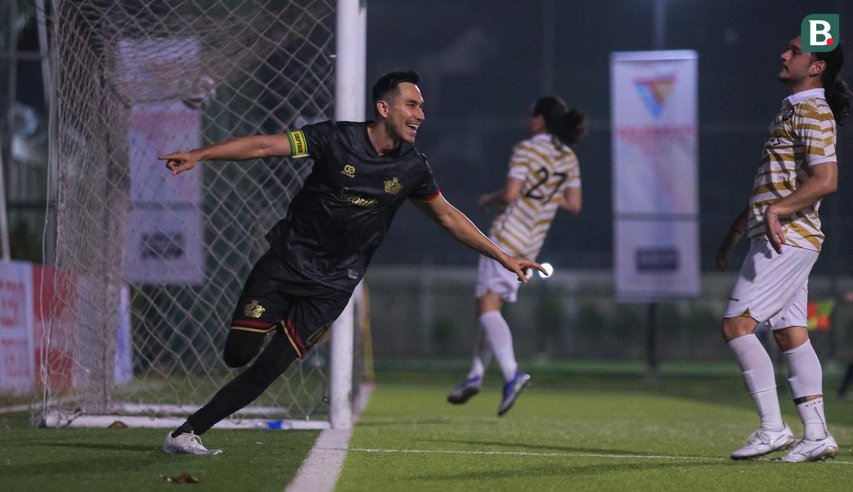 Pemain Selebritis FC, Darius Sinathrya (kiri) melakukan selebrasi setelah mencetak gol ke gawang Colossus FC pada laga Celebrity Trofeo Cup 2023 yang beralangsung di DM Sport, Ciledug, Tangerang, Minggu (29/10/2023). Gol tunggal Darius berhasil membawa Selebritis FC menjadi juara pada kompetisi ini. (Bola.com/Bagaskara Lazuardi)