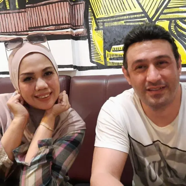 Pamer Pria Bule Tampan, Ini 6 Potret Ari Qurosh Teman Curhat Elly Sugigi